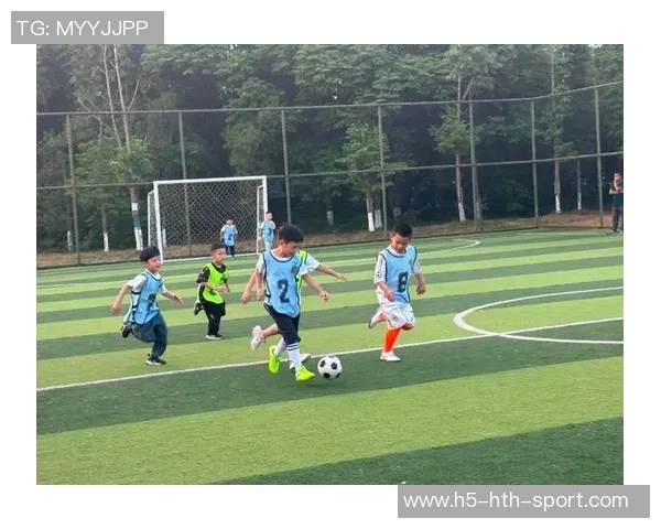 男孩们在绿茵场上挥洒汗水与梦想的足球瞬间记录