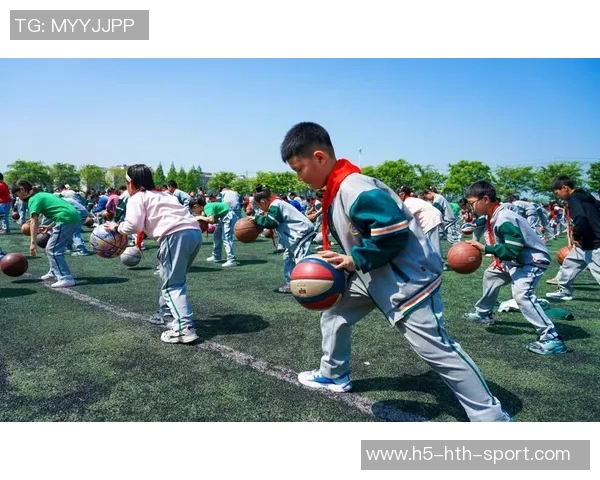 足球运动课件全面解析与教学策略探讨促进学生身体素质与团队合作能力提升 足球运动课件全面解析与教学策略探讨促进学生身体素质与团队合作能力提升
